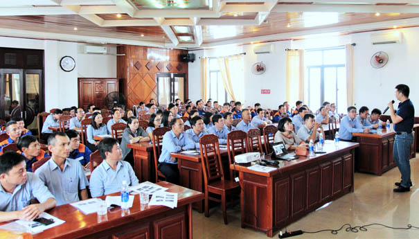 Trung[-]tâm[-]SOS[-]môi[-]trường[-]Việt[-]Nam[-]tập[-]huấn[-]nâng[-]cao[-]năng[-]lực[-]ứng[-]phó[-]sự[-]cố[-]tràn[-]dầu[-]cho[-]hai[-]tỉnh[-]khu[-]vực[-]miền[-]Trung
